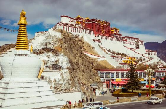西藏布达拉宫之美在遥远的西藏高原上